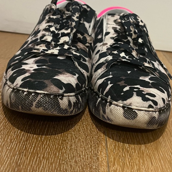 Gently worn Kenneth Cole Kam Eo Sneaker women’s size 8.5 - Picture 3 of 11